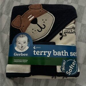 Gerber Hooded Towel and Washcloth Set with Bear Design
